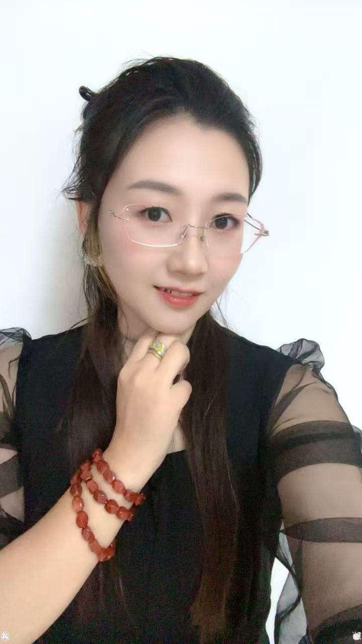 戴眼镜的姐姐