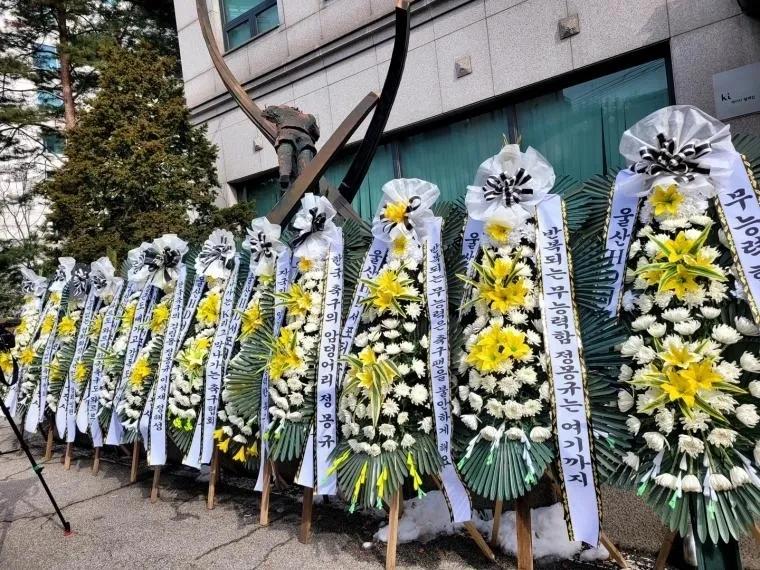 韩国粉丝向SM公司抗议，因偶像团体RIIZE成员变动。他们在公司大楼前送花圈，表
