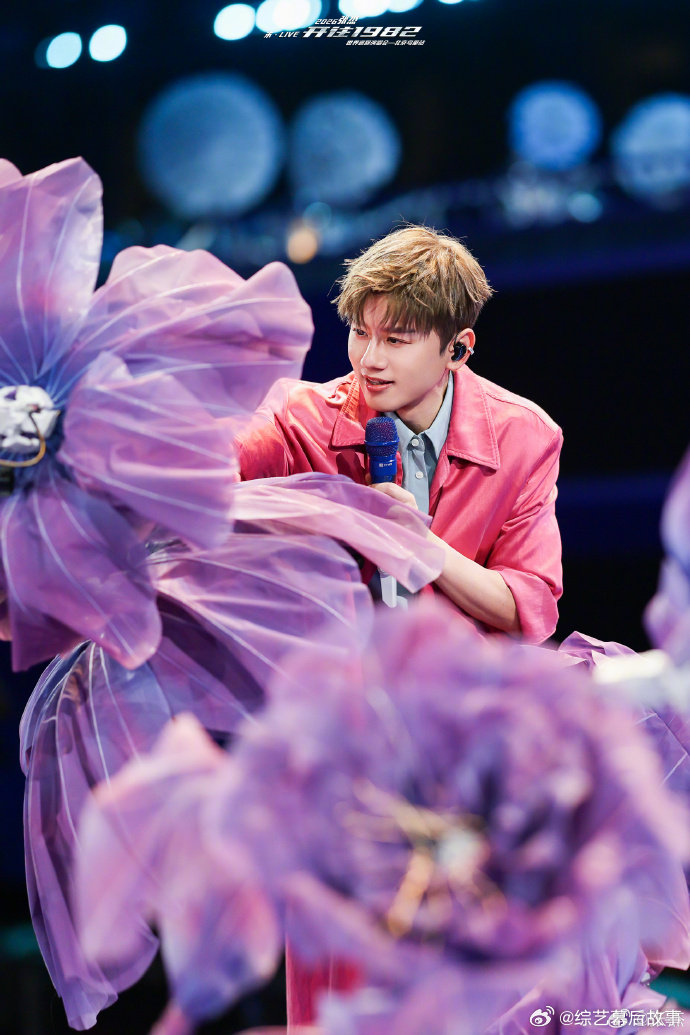 张杰鸟巢舞台美成啥样了 张杰把舞台玩到极致，立体升降阶梯配合全域屏幕，每一帧都像