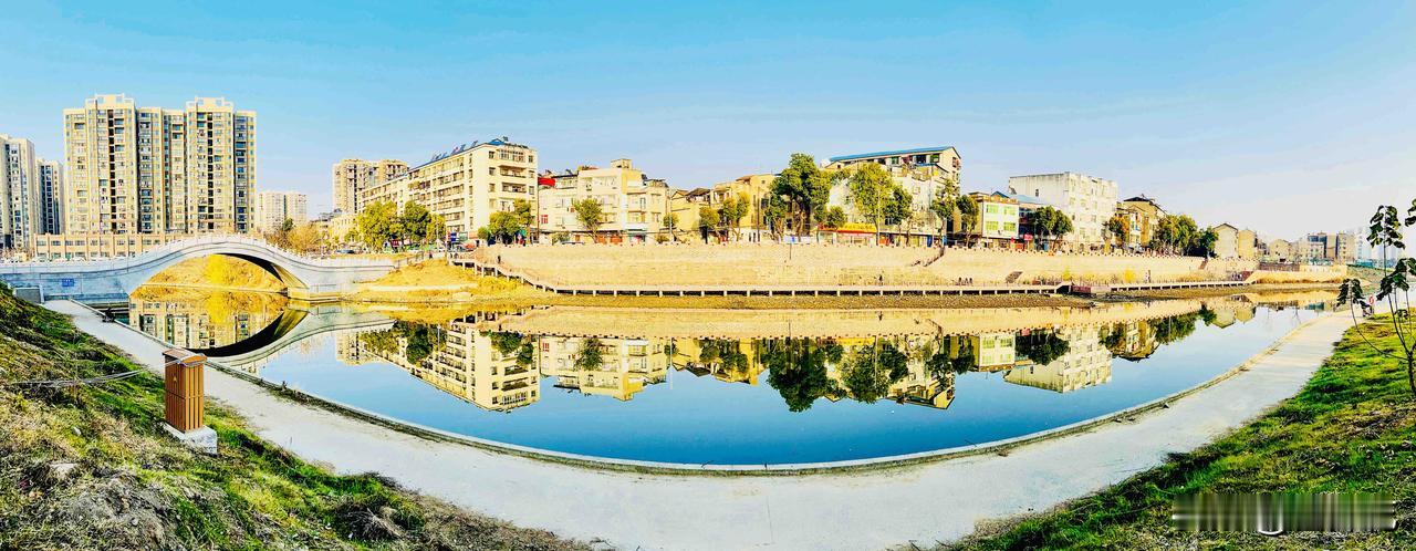 孝感老澴河新貌（随手拍）。这里是湖北省孝感市的老澴河，图中左侧的桥是老澴河综合治