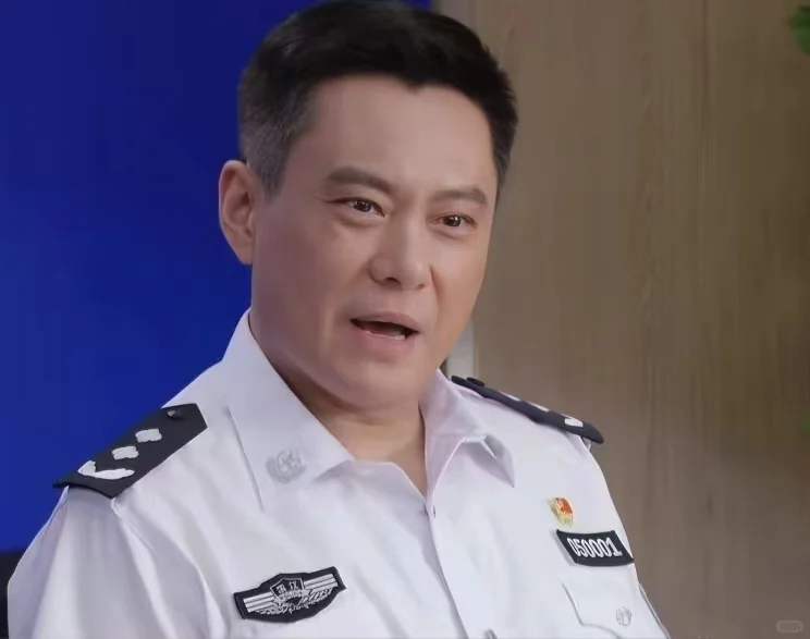 人民警察：市局就卢局一个白衬衫明显不合理