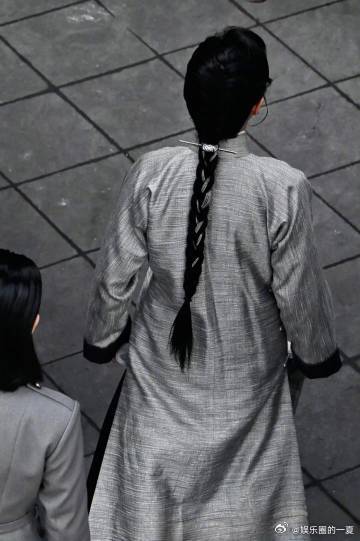 让万茜穿长衫的天才是万茜本人 哇哦！《朱雀堂》直播里万茜透露，自己设计长衫造型并