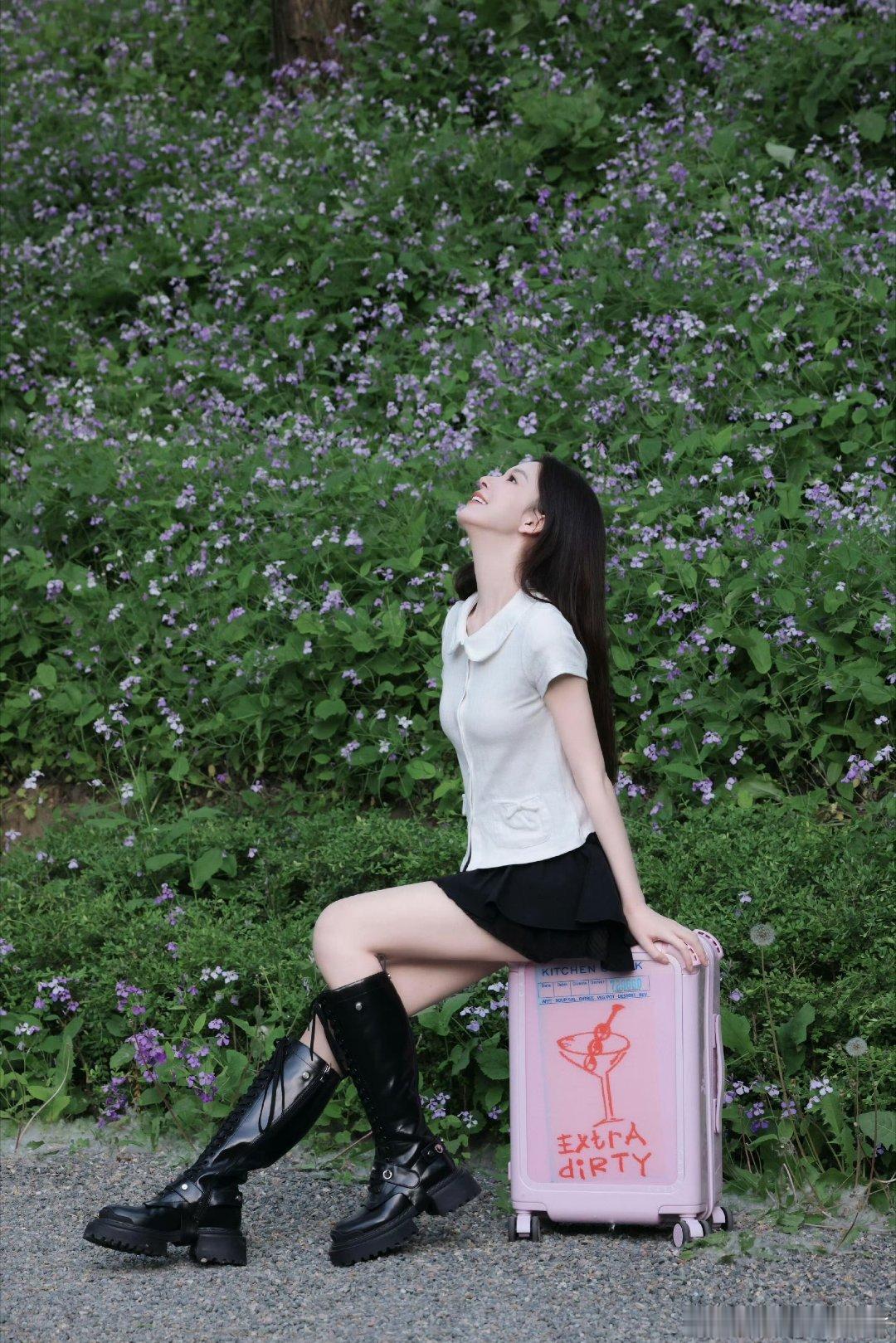 陈瑶钓系美人谁被陈瑶这套造型狠狠蛊住，蕾丝中筒袜配上修长双腿，媚而不艳看着就好心