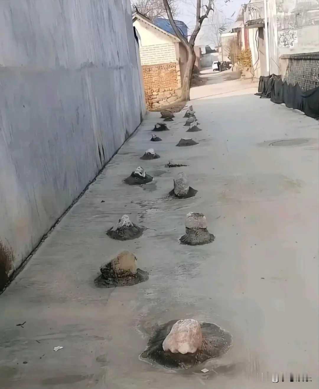 好好的路上让你搞成这样，路是你家的吗？要是给你搁邻居，一辈子都闹心。