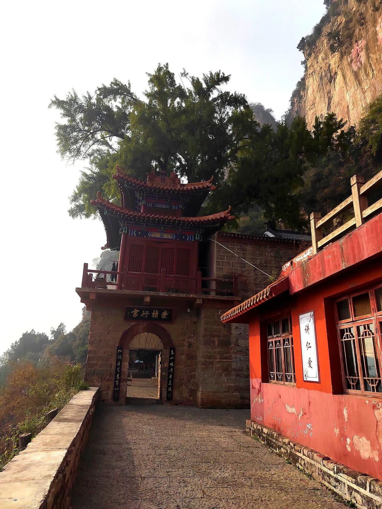 《天桂山》 山骨嶙峋向碧空，形容岌峭望葱茏。皇家道院青龙观，冀北桂林玄武峰。 归