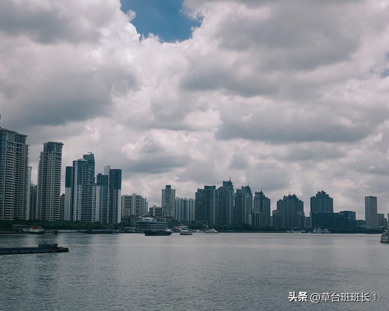这几天领秀城学区的事动静挺大，不少人买了房子，但是进不了学校，因为学位满了，主要