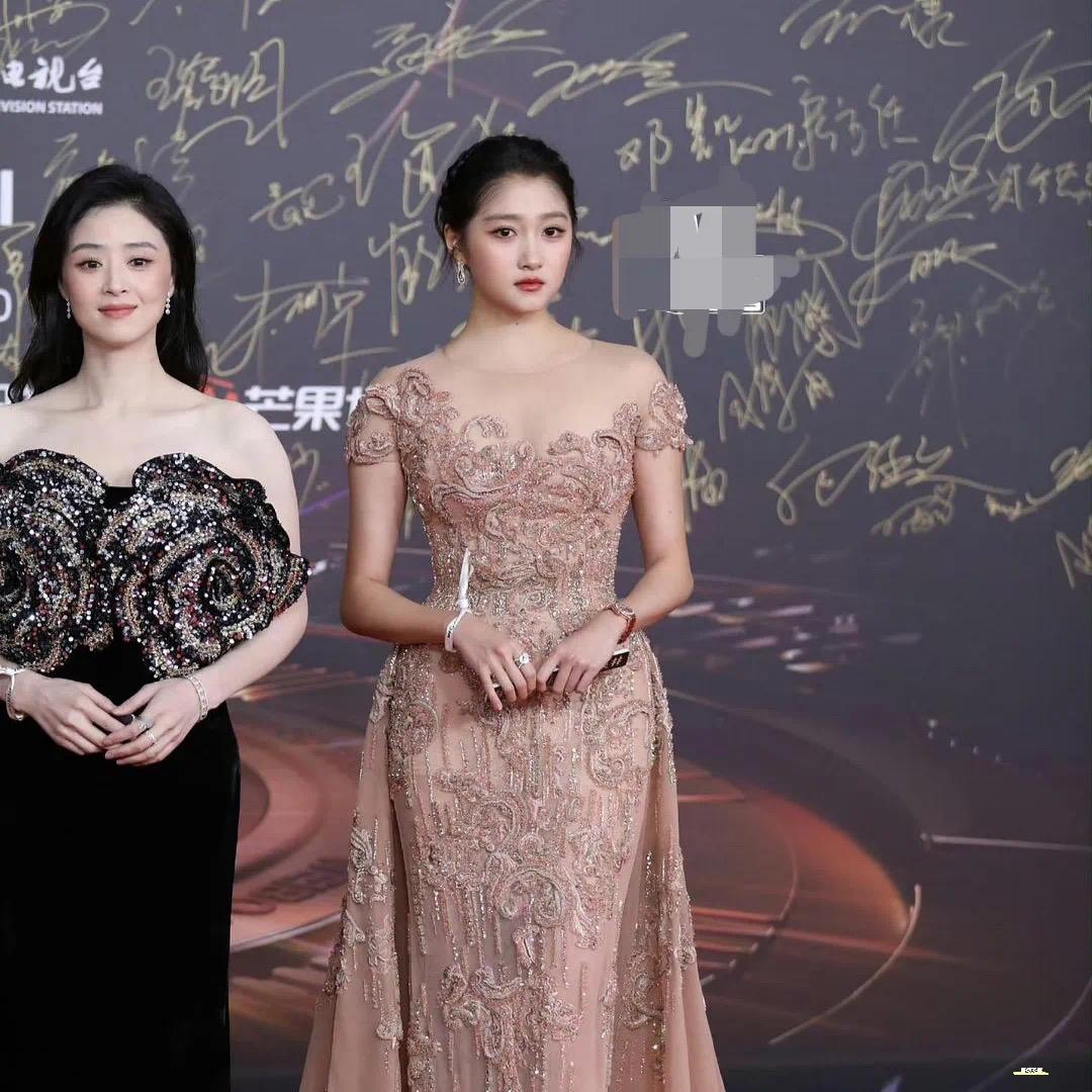 不得不承认，蒋欣确实是这几个人当中，最白、最美的人。

蒋欣都42岁了，但是在她