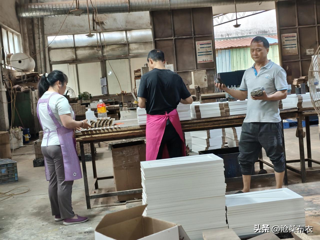 春日生活打卡季沙发扪工今天没活干到木工车间帮忙，他的日薪是木工的好几倍，搞得木工