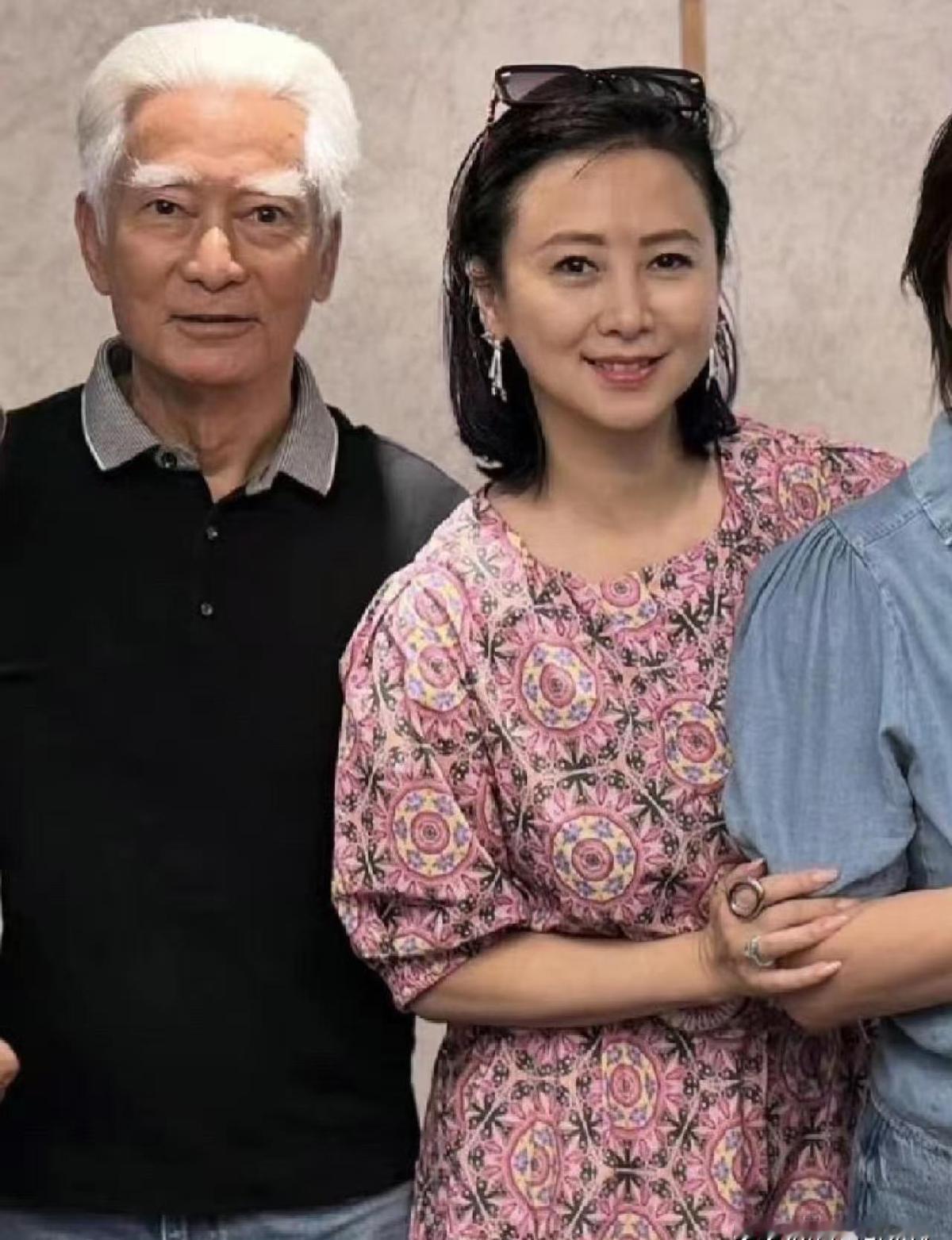 57岁，不是靠脸，是靠命在熬。
她一天只吃六小时，其余十八小时，嘴闲着，胃也歇着