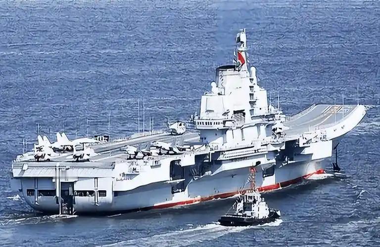 解放军辽宁号航母编队今天第二次展开远程训练，10月份这次远训非常有特点。


首