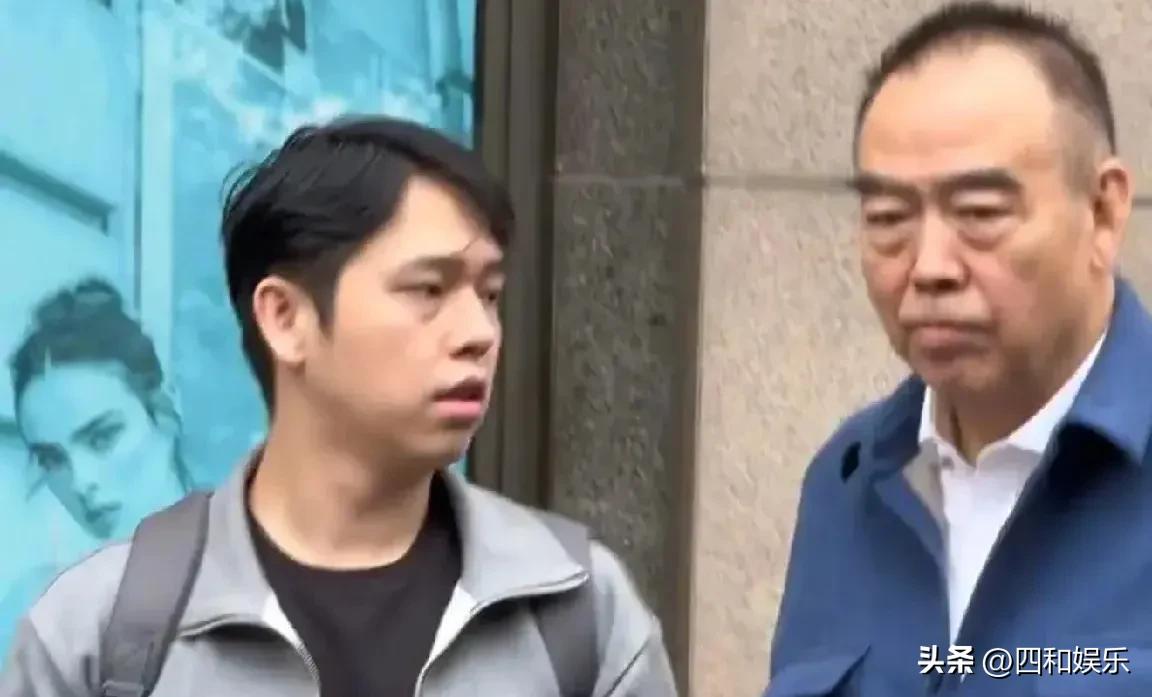 四和娱乐:关注
陈凯歌携长子陈雨昂上海逛街，父子神似引热议

近日，有媒体捕捉到
