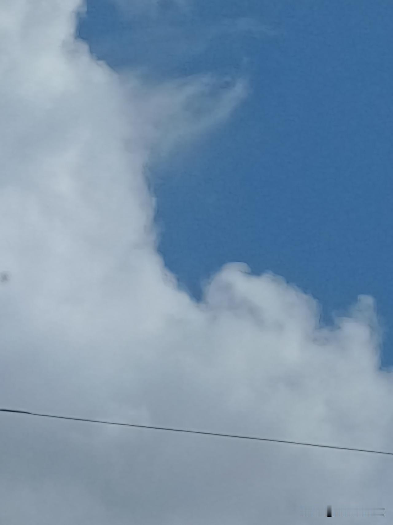 抬头偶然望向天空，大块的白云堆在蓝天上，松松软软的，像一团团棉花。
 
风慢慢吹