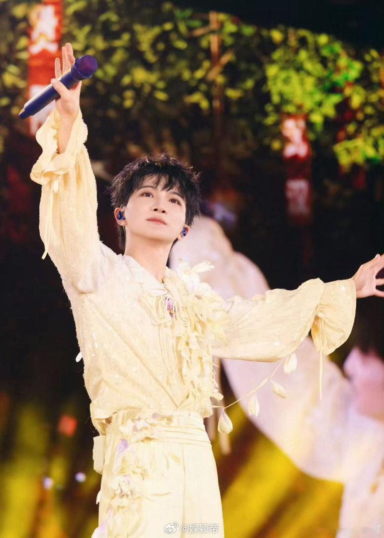 风一吹周深仙气就藏不住了周深的披风连夜缝了扣子 周深的舞台造型，每一场都有粉丝截