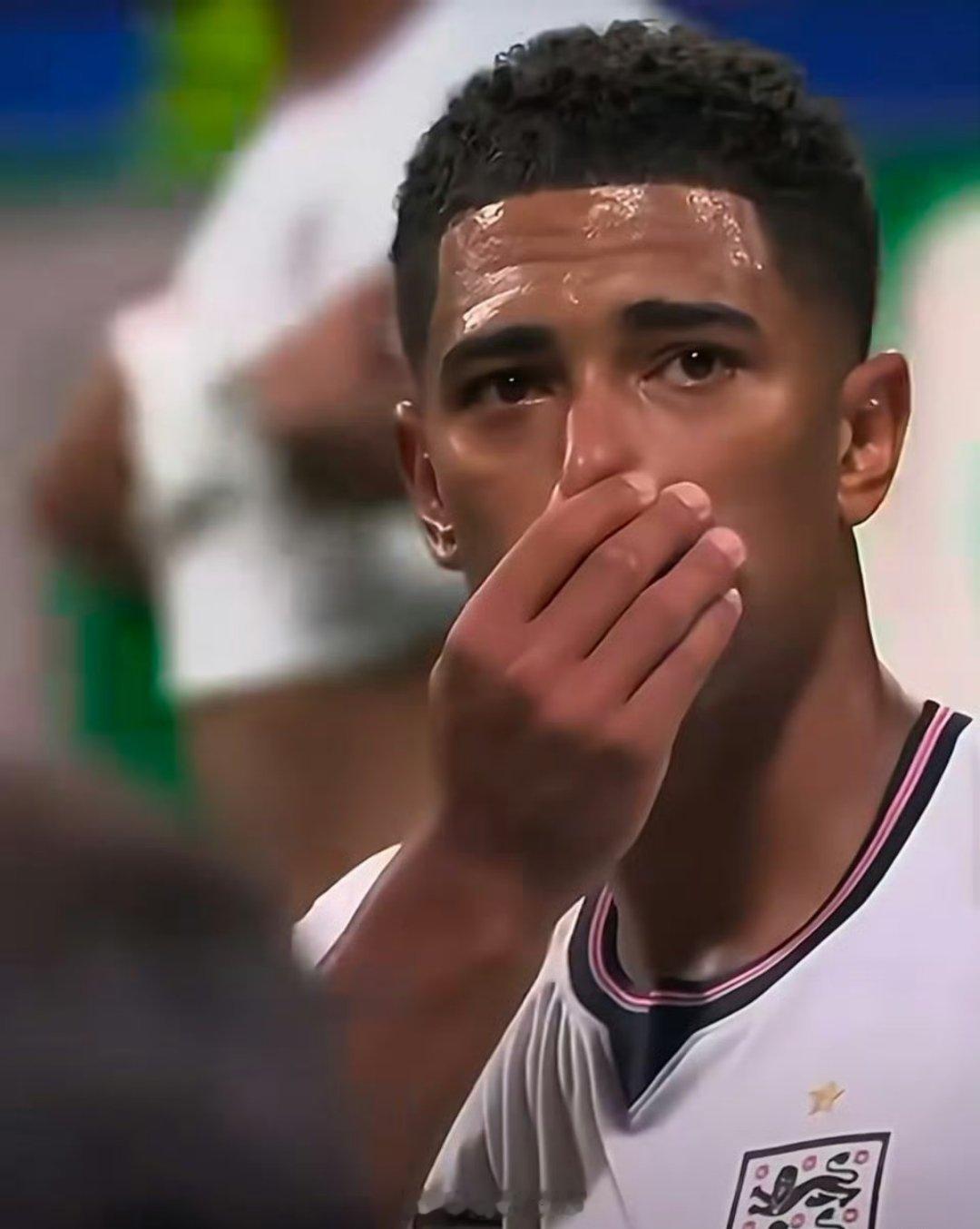 贝林厄姆赛后掩面落泪英格兰惜败阿根廷止步半决赛，整场状态不佳的贝林厄姆，终场哨响
