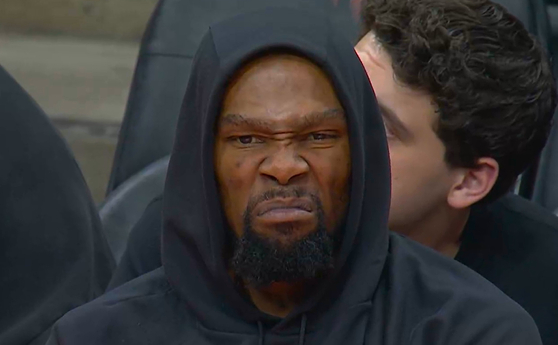 ▲KD这磨砂肤色抬头纹不多，脸上褶子可一个不少。。 