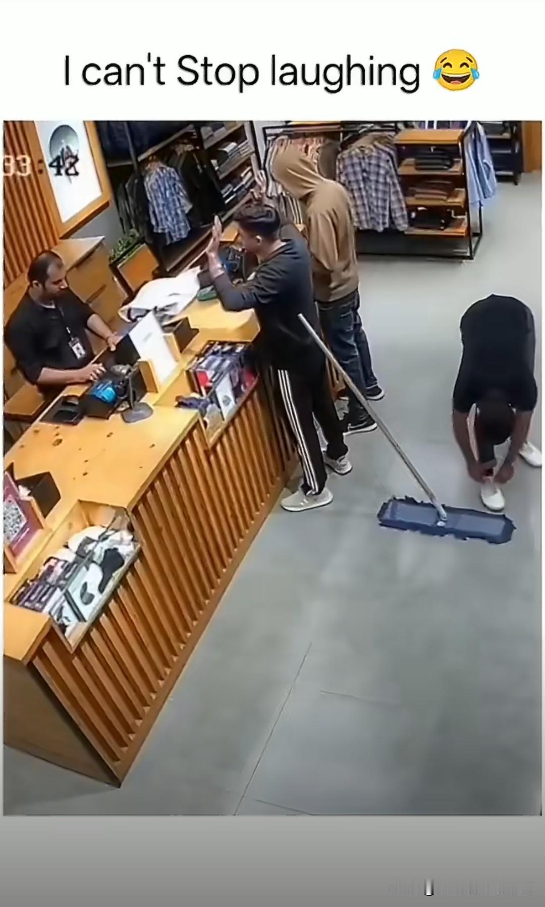 一段国外监控拍摄视频，觉得好笑又感到悲哀。

一小哥在店里服务台准备付钱，另一个