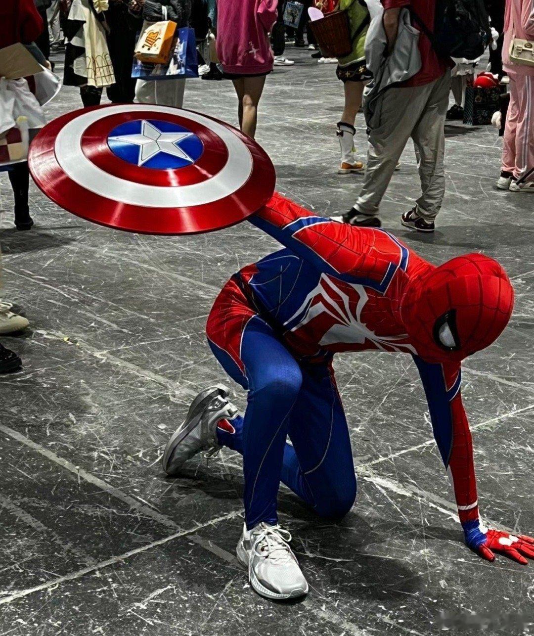 #漫展的cos越来越抽象了#漫展的cos也能够让大家发泄一下内心的情绪，大胆的去