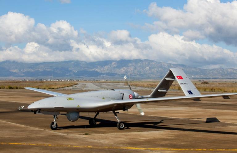 它不是最先进的无人机，却是近十年战场曝光度最高的机型之一。

从纳卡地区到利比亚