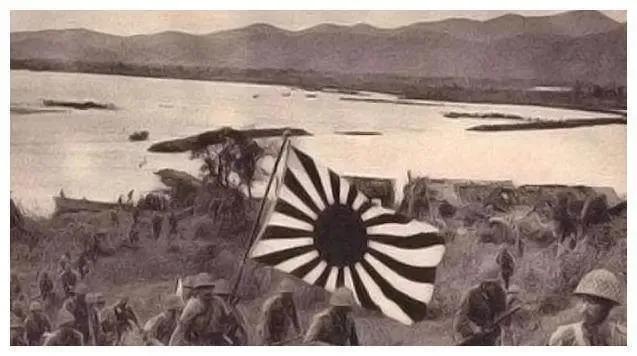 1945年，新四军旅长刘飞打了一次胜仗，抓了几个日本俘虏，突然，他看俘虏中有一人