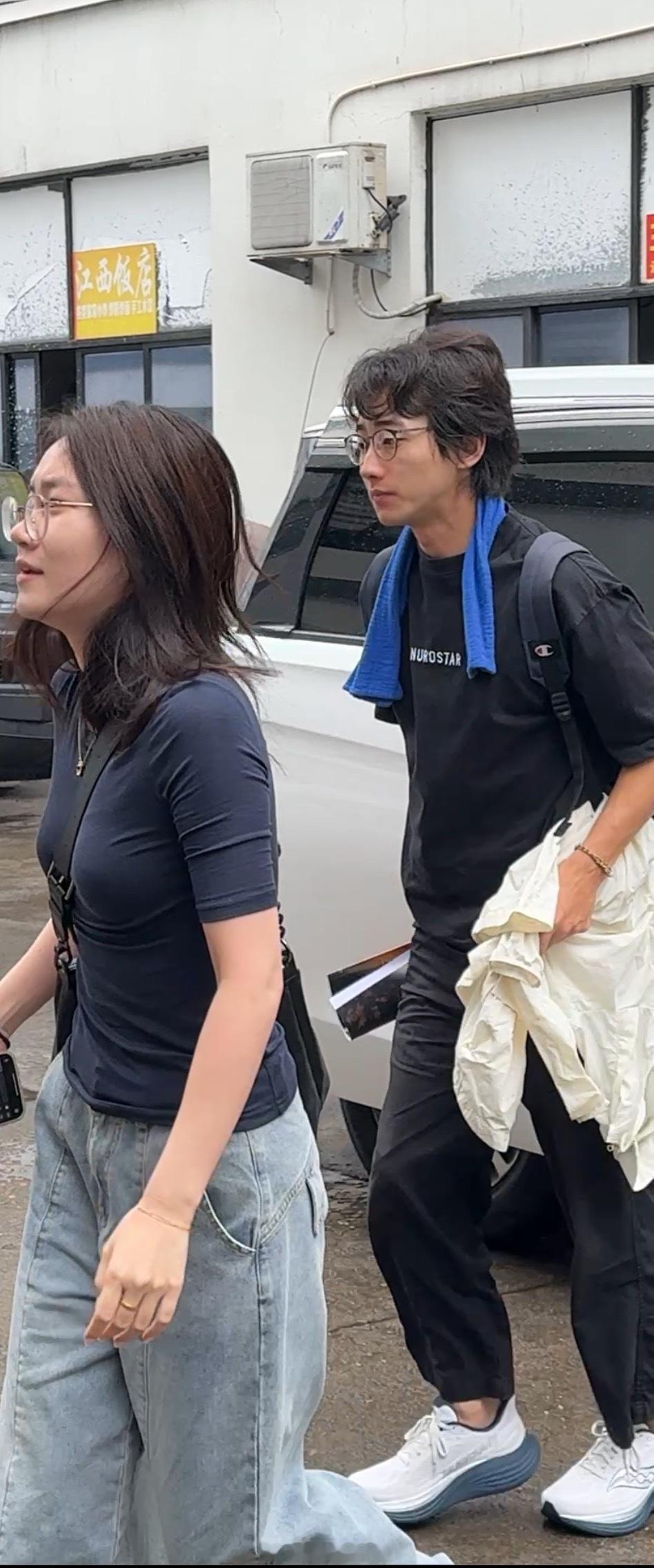 张凌赫刺棠围读上班路透 今天刺棠围读，来了好多人，包的有点严实一个都认不出[哆啦