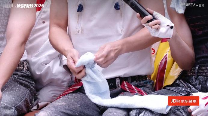 小沈阳姚琛曾辉手臂肌肉线条 小沈阳姚琛曾辉这肌肉线条，练成这样得流多少汗！小沈阳