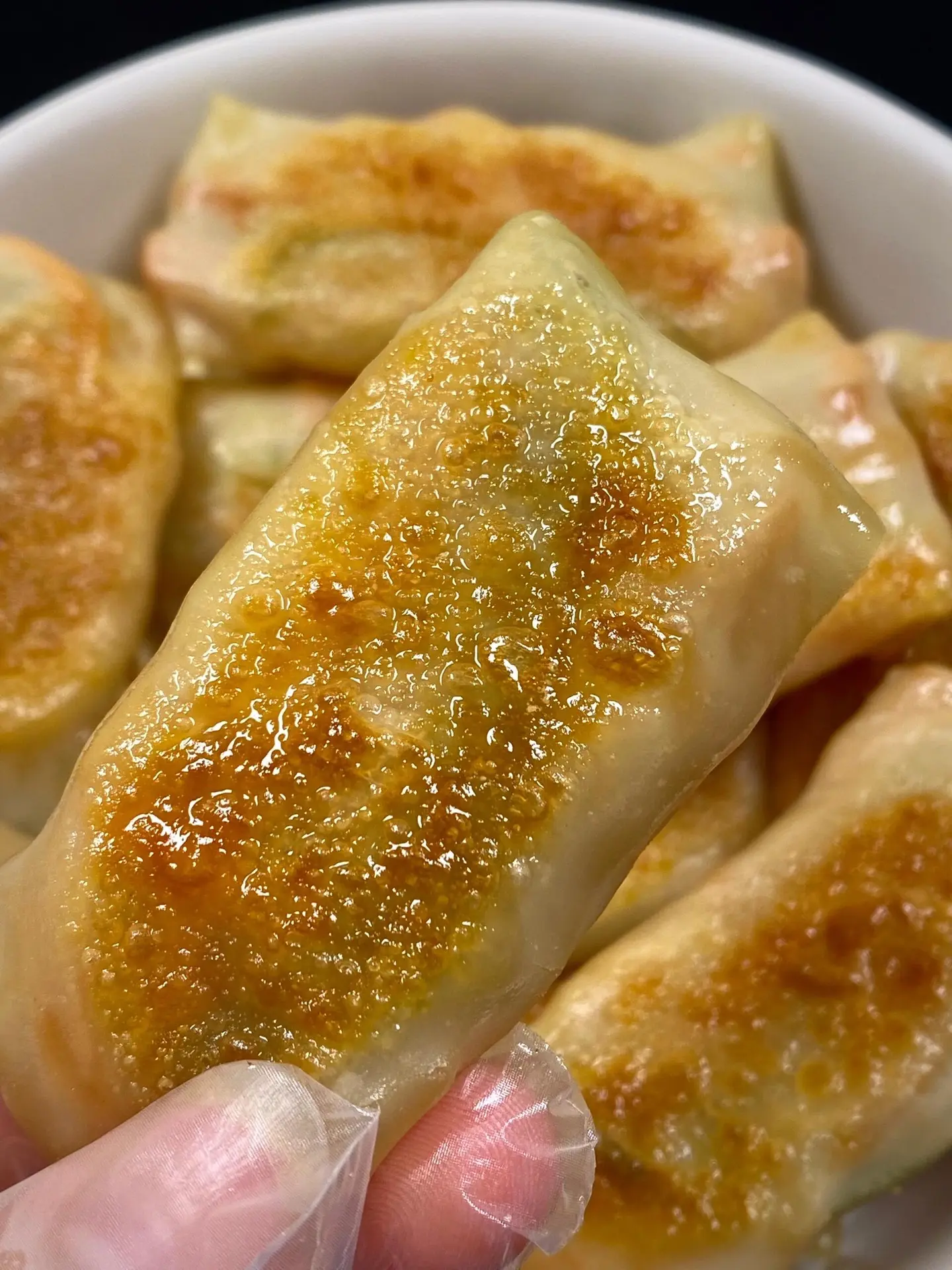 赶快去做这个迷你小卷饼。酥脆的饺子皮做的士豆丝卷真的是香迷糊啦！外皮焦...