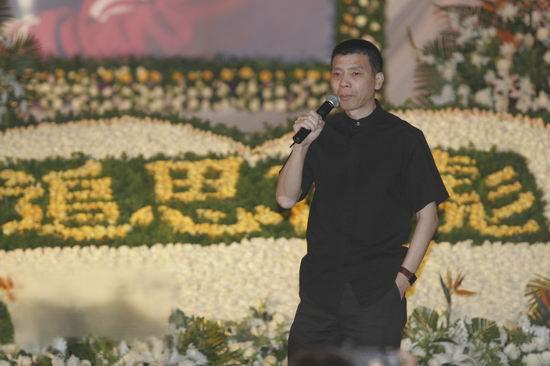 冯小刚参加傅彪的追思会，一张罕见的留影，拍摄于2005年9月2日下午，北京展览馆