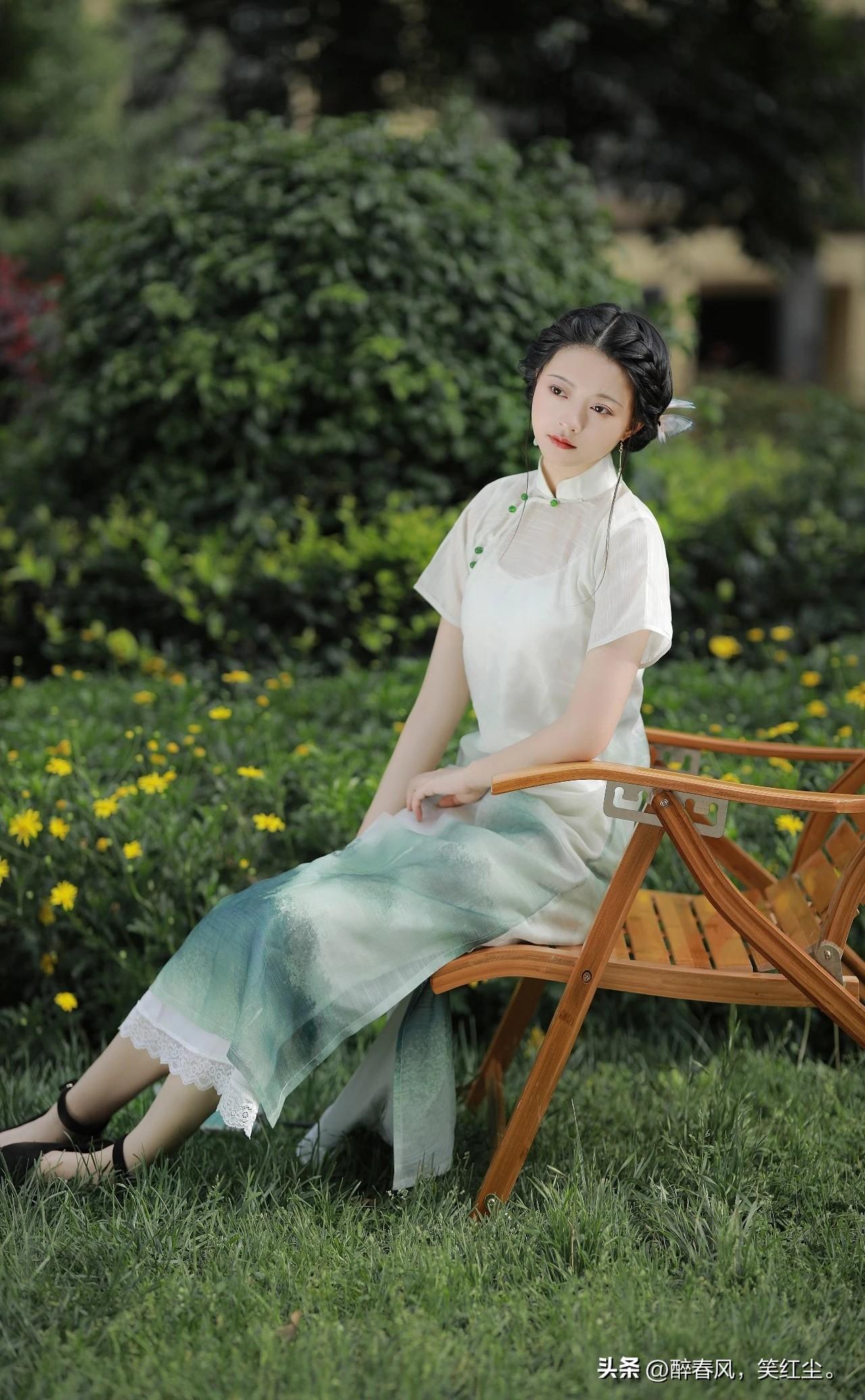 “一袭青白染烟雨，半卷珠帘听风吟。不是江南旧时客，恰是今朝画中人。”

“绿荫深
