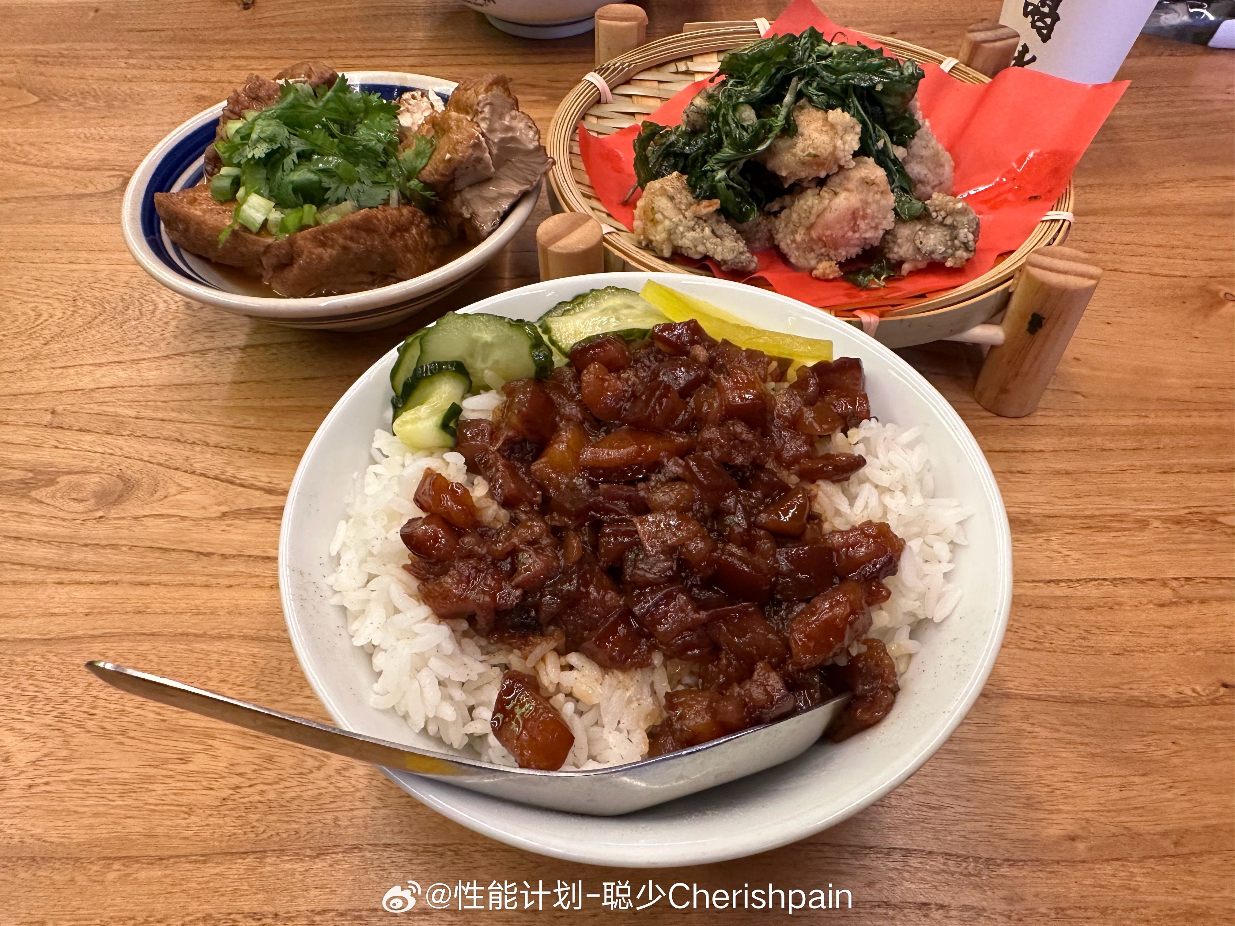 马萨一口 卤肉饭，舒服了😌 ​​​