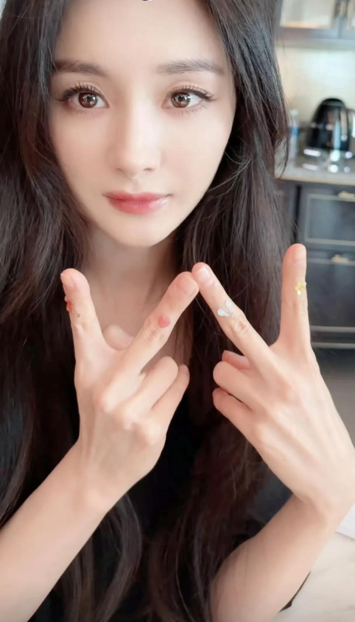 @杨幂 最新～祝大家520 健康快乐·天天快乐[比心]