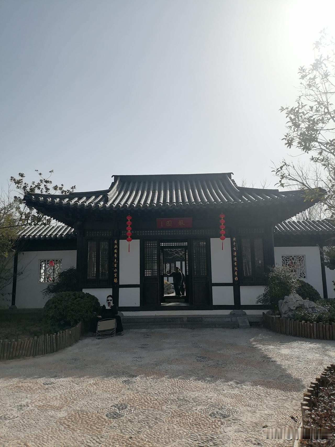 晒图笔记大赛仔细看，你看门口坐着一个带白色面具的人。