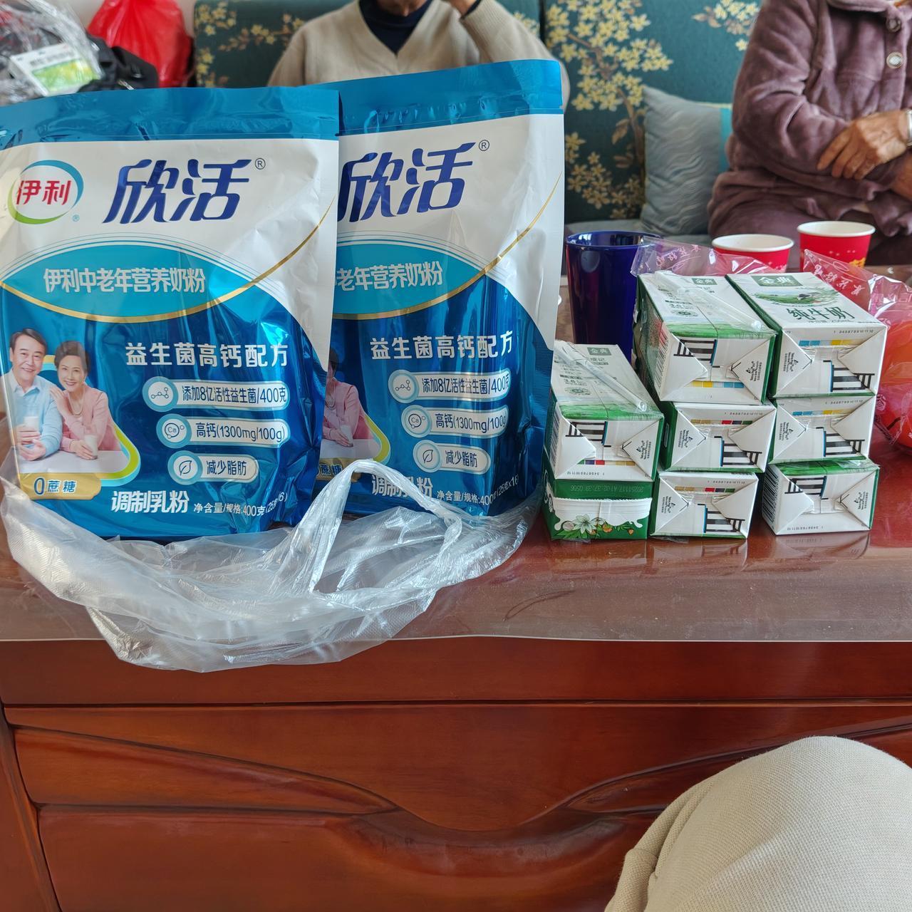 跟老人在一起太沾光了啊哈哈，源源不断送吃的。

最近老妈在我这里住着，不断的有人