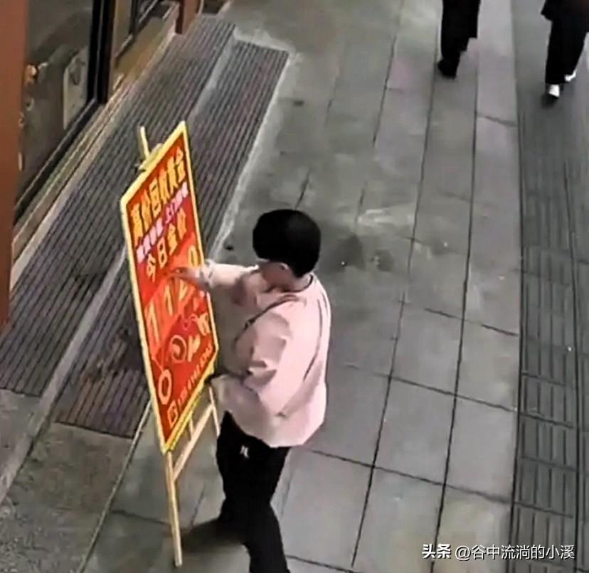 金店老板今天属实倒大霉了！
就因熊孩子一个小动作，
店门口被围得水泄不通，还被顾