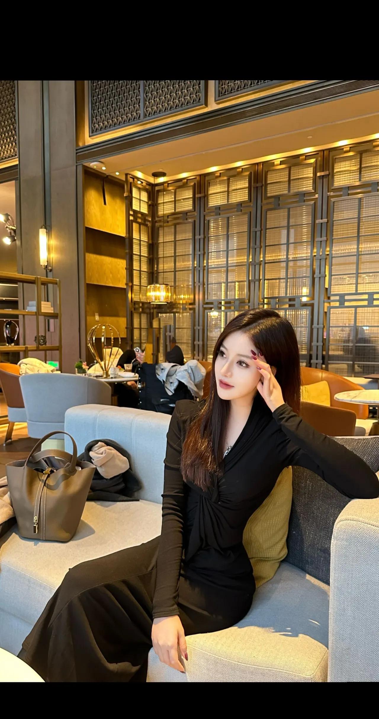 “你知道我在等你吗”，这歌词一出来，脑海里就响起张洪量和迪克牛仔的深情演唱。张洪