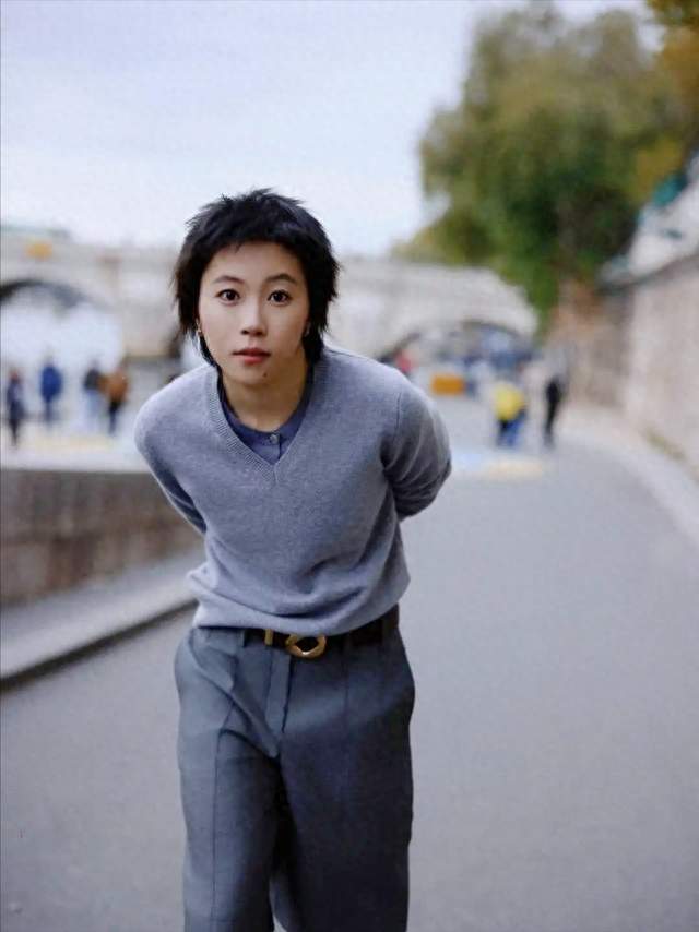 窦靖童巴黎街头被偶遇，褪去明星光环，活成很多人不敢选的样子