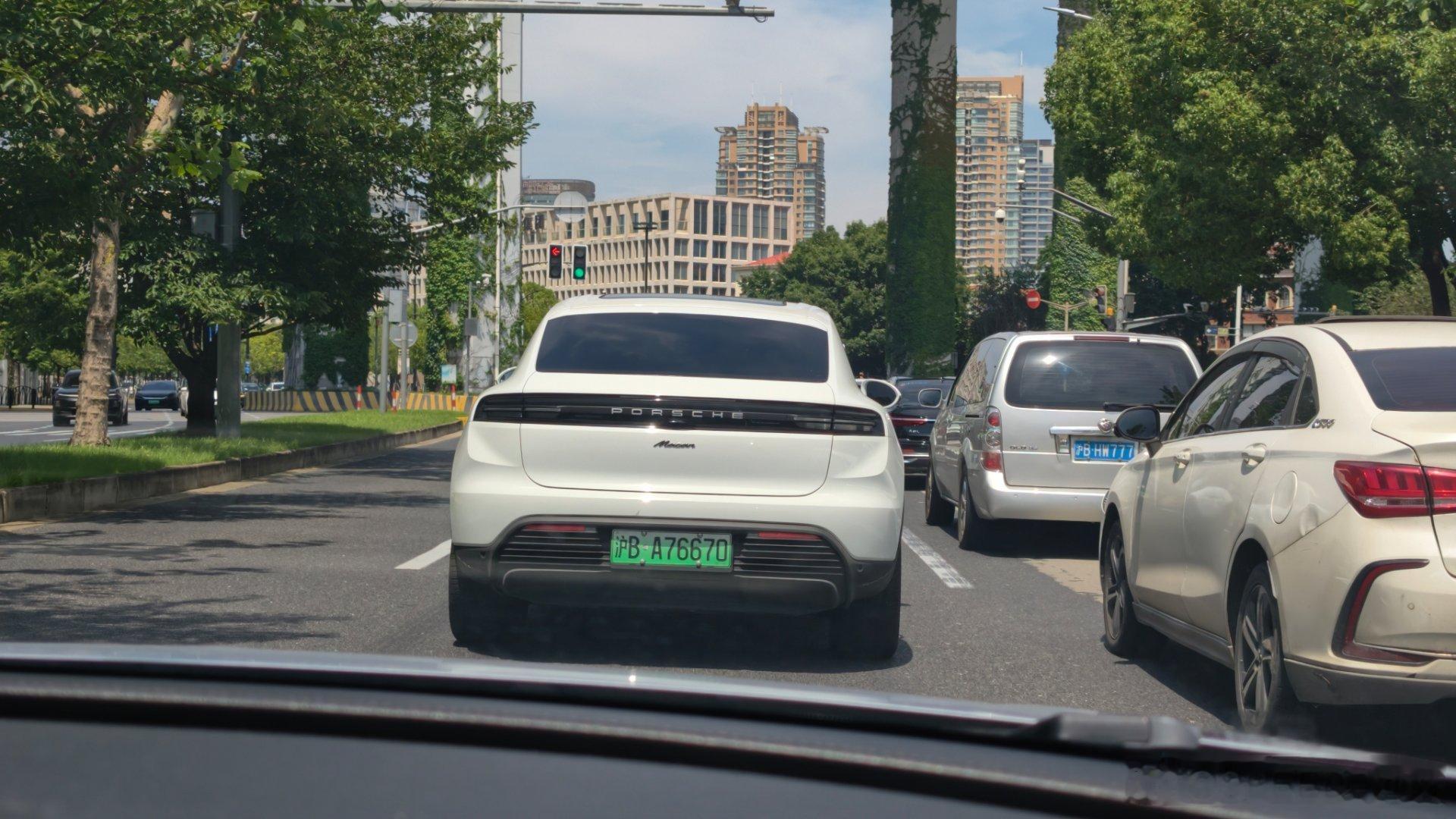 果然只有在时尚之都上海这种城市才能看到纯电的保时捷Macan，雀食难得一见。 上