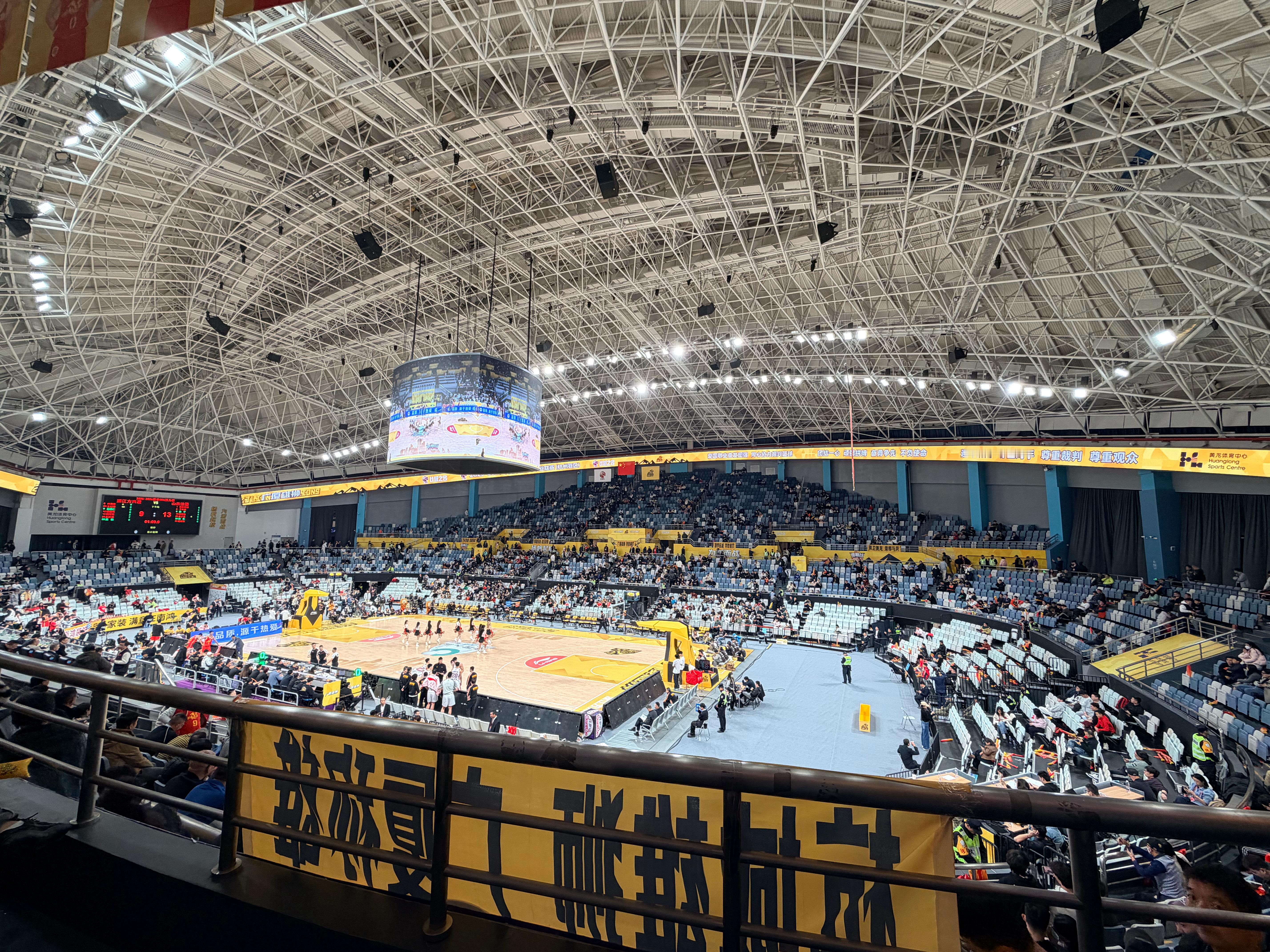 第一场潜力赛两个观众离场高峰：第四节结束和潜力赛的第一个暂停。cba