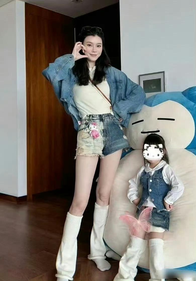 奚梦瑶女儿遗传了她的大长腿，以后肯定颜值很高吧，何猷君也算改善了后代的基因 