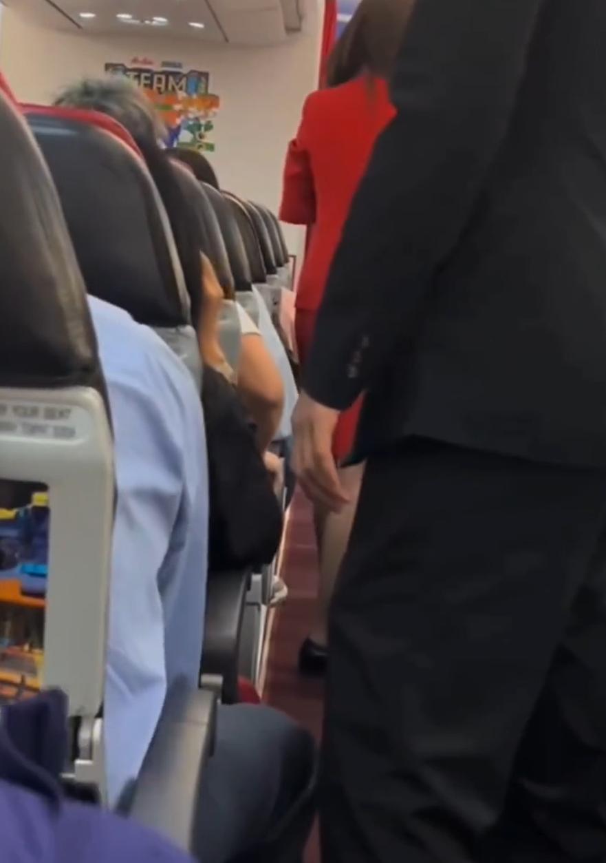 飞机滑行通话是不对，但飞国际航班，空乘不会说中文被怼，真没有一点问题！
近期，一