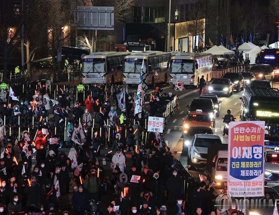 快讯：首尔时间凌晨1点，韩国警方强制驱散堵在总统官邸入口的尹锡悦支持者，确保官邸