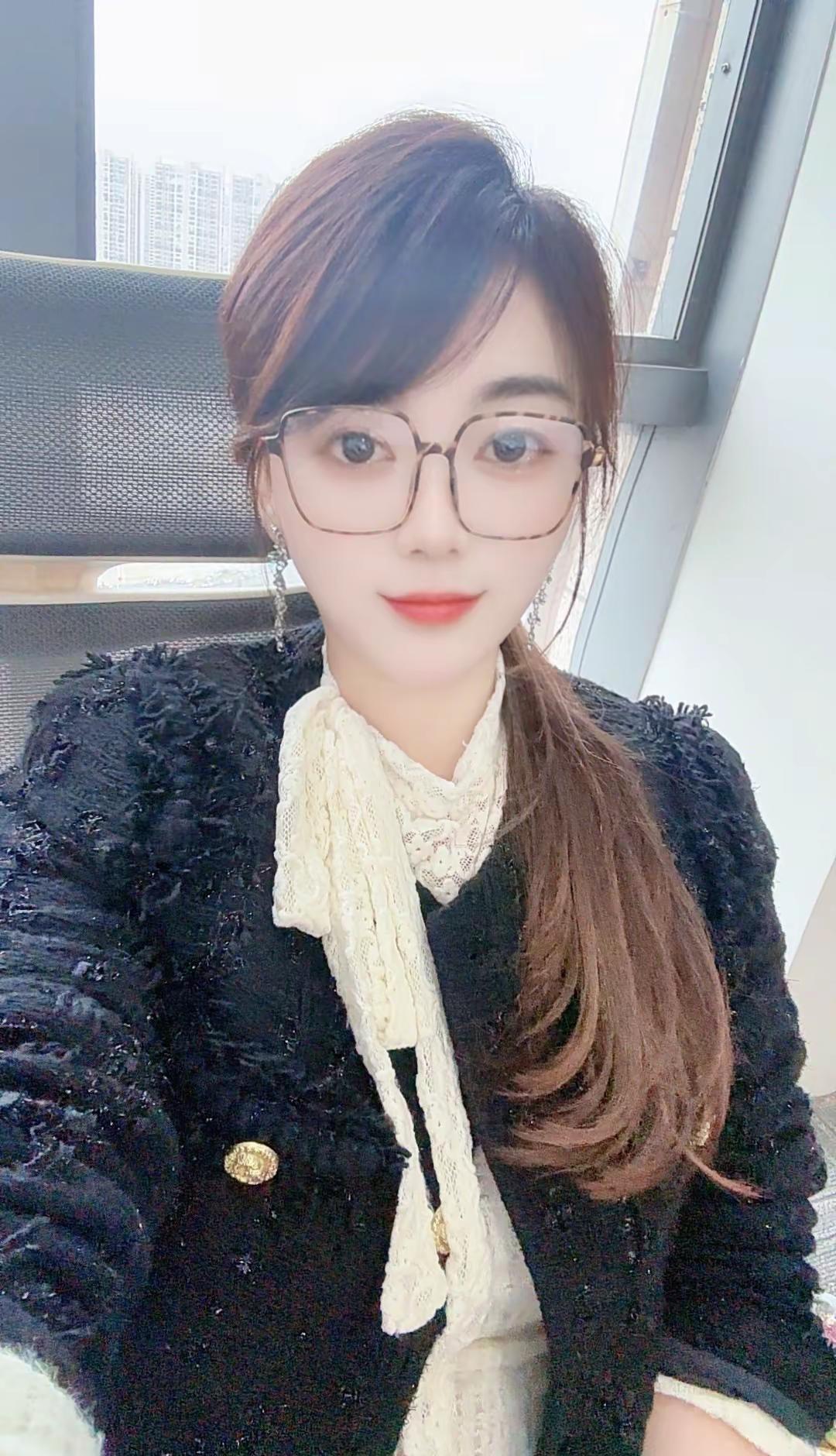 人静，心安，物简，知足，在喜欢的状态里生活，做自己，生活不在富足，而在于满足，不