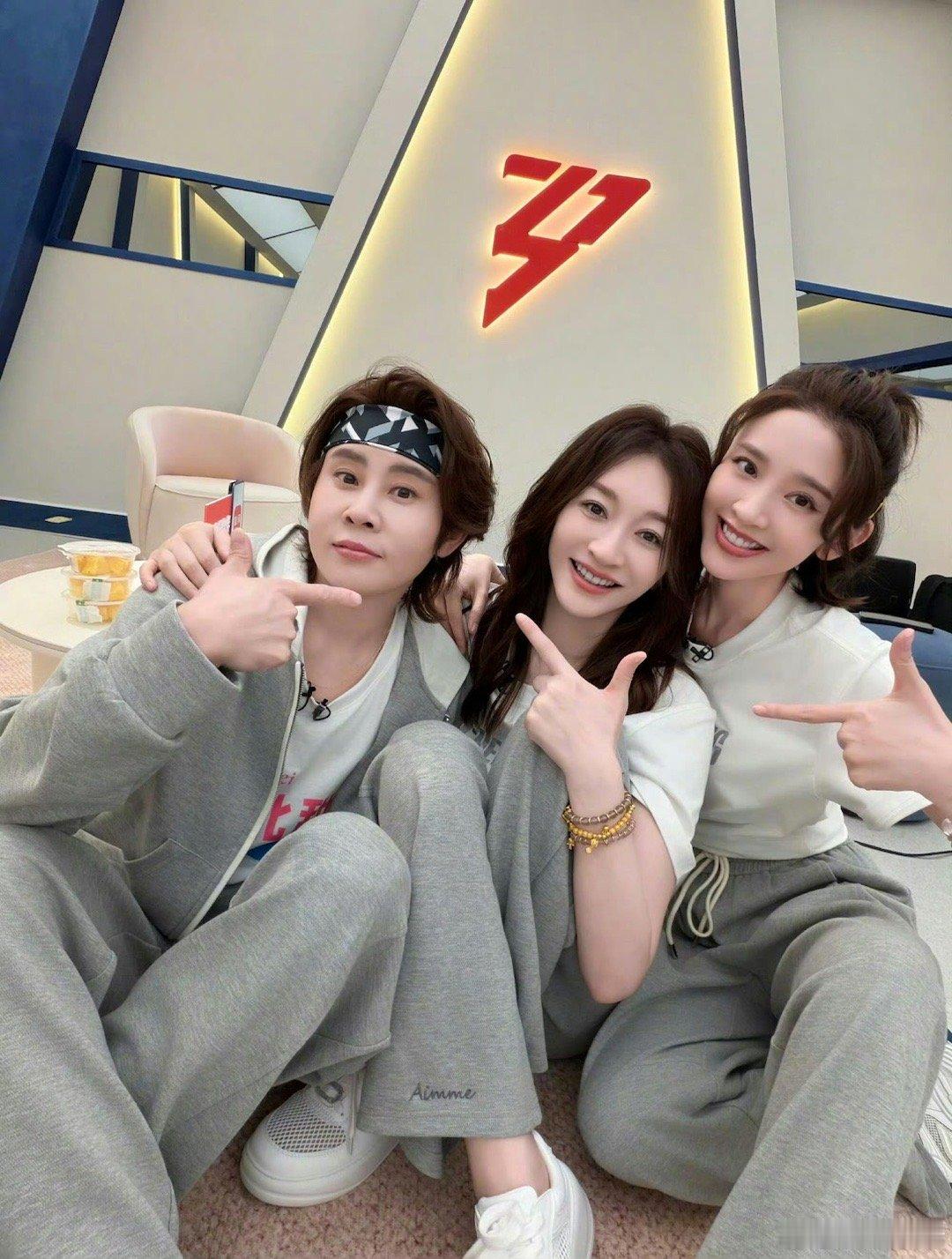 不怯场气场全开，奈何不记词还不好听，又好笑又心疼姐姐们～浪姐小考不怯场不假唱不记