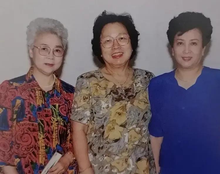 图一 这张合影谢芳显得很年轻，跟田华像是两代人
图三图四（2021年）看上去谢芳
