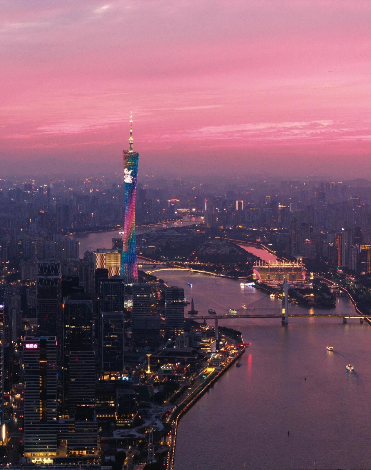 霞染珠江铺锦缎，塔迎朝旭绘羊城
霞染珠江铺锦缎，塔迎朝旭绘羊城 ～～