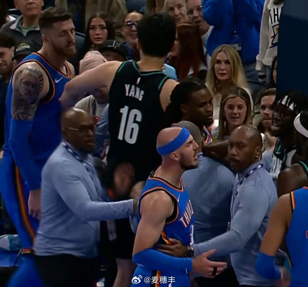 笑死，杨瀚森生涯第一次劝架。