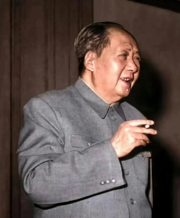 今天看到一个非常感动的故事，说毛主席1959年回到故乡，站在弟弟妹妹的遗像前，没