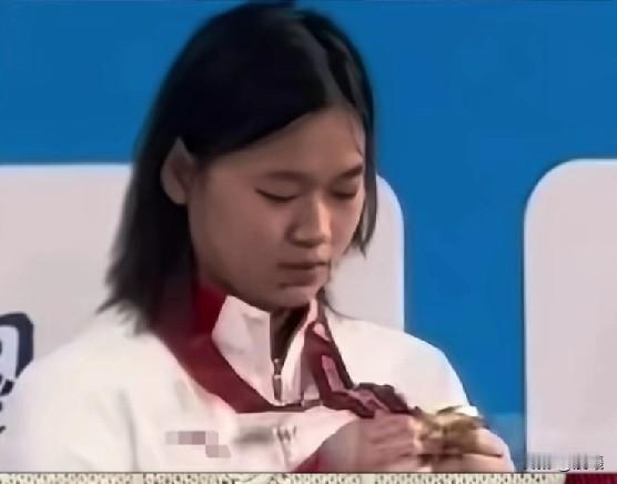 看哭了，全红婵拿到全运会金牌后看了很久，她小心翼翼地抚摸着这块奖牌。
虽然跳水以