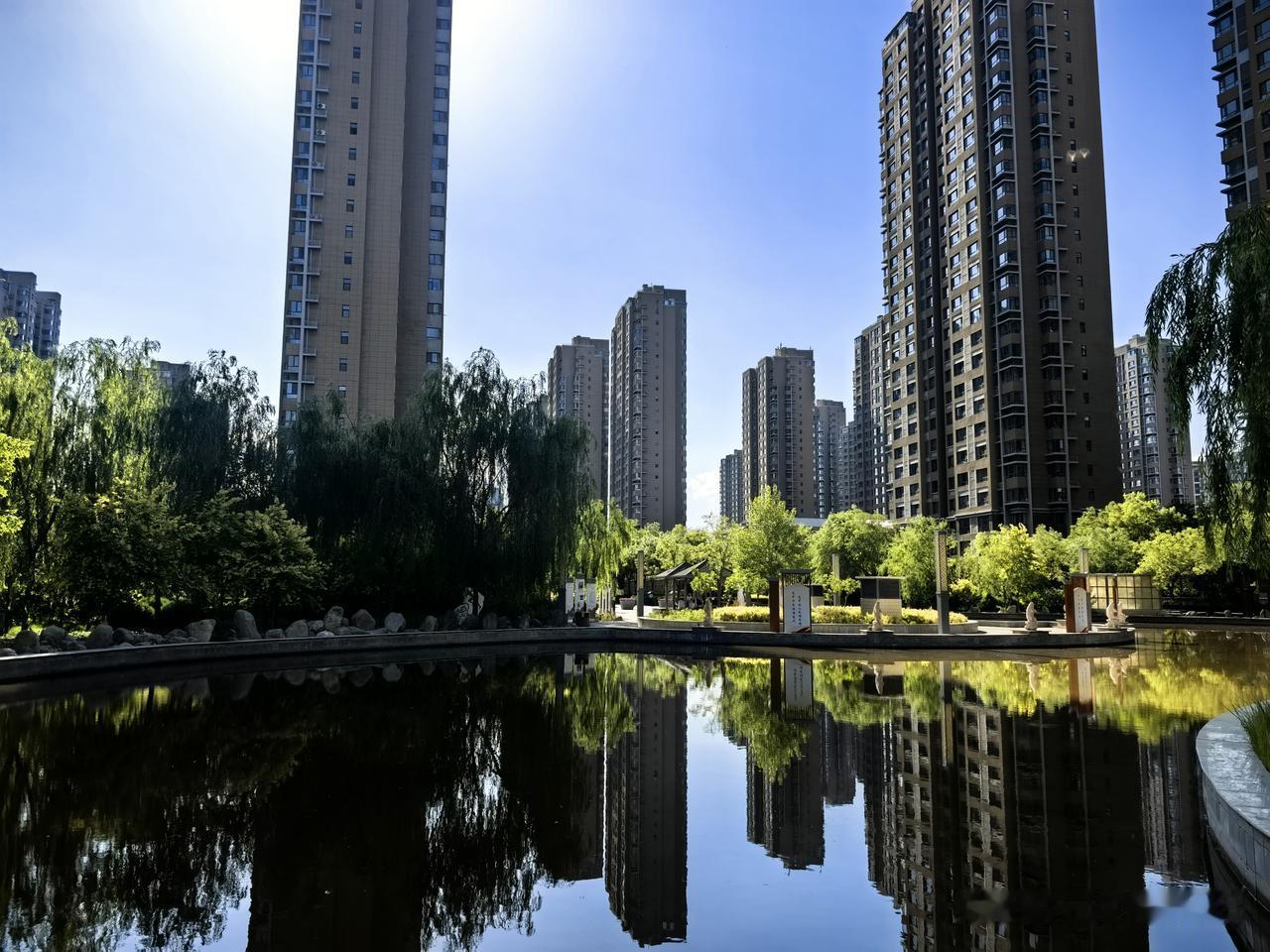 楼间藏着的绿意，把日子也染得清爽。