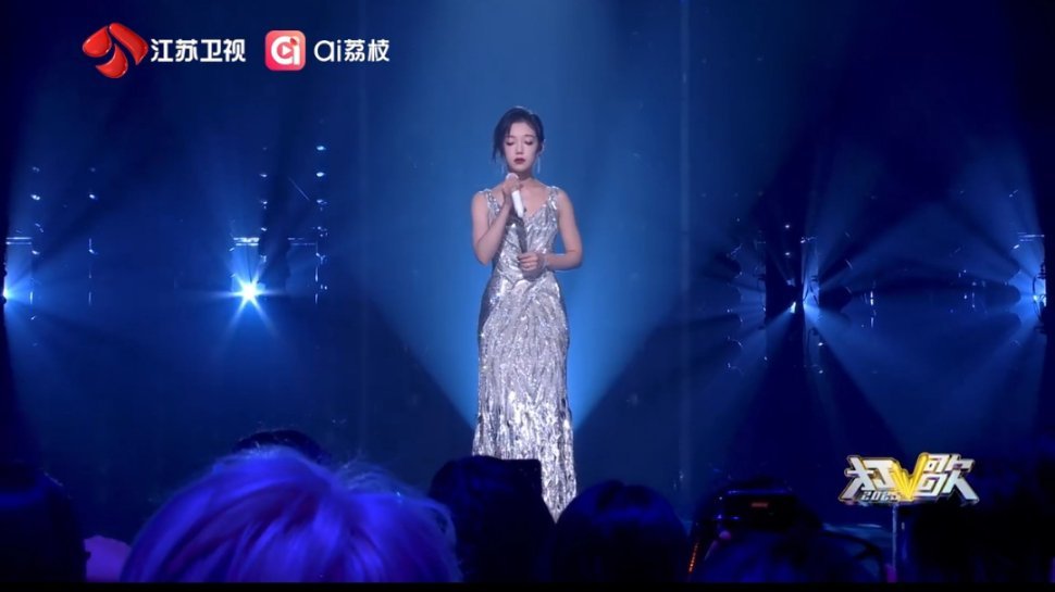 希林娜依高 颠倒看了希林娜依高《打歌2025》的《颠倒》舞台，从挣扎到和解每句歌