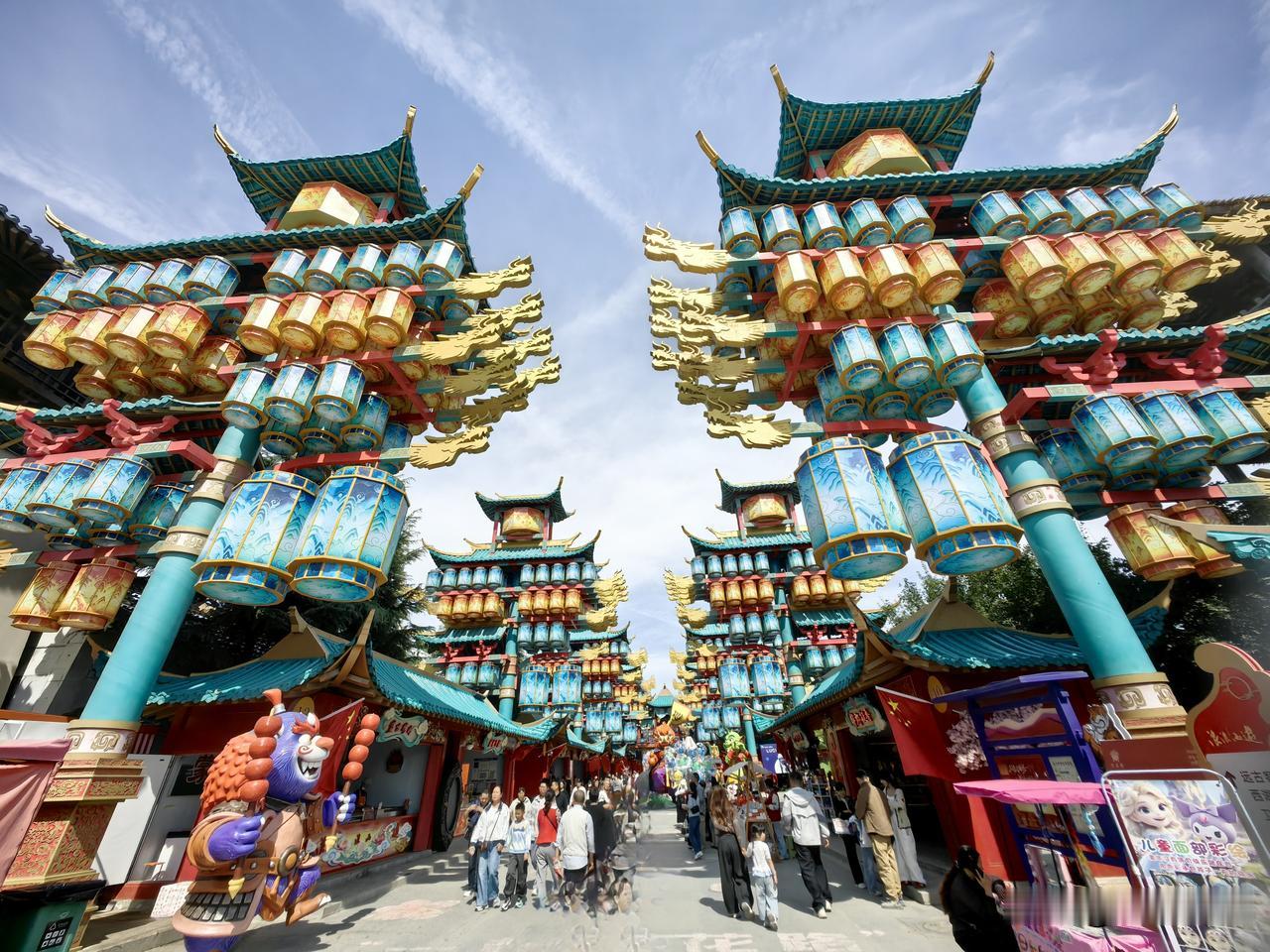 富平县中华郡景区节日期间人山人海，热闹非凡，景区各种表演精彩纷呈，特别是水上飞人
